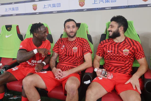 星空体育官网-平科乐不思蜀：家人8月搬到上海 年底要在海港夺冠